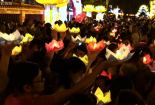Người TP.HCM cùng nhau thả hoa đăng mừng Phật Đản