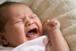 Trẻ bị táo bón do uống sữa, cha mẹ cần làm gì?