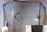 Thận trọng kẻo mang thương tích vì kính cường lực trong nhà tắm