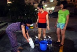 Bi hài dân chung cư Hà Nội dùng cầu thang máy 'gồng gánh' nước về nhà dùng