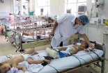 Bệnh viện quá tải kê giường bệnh ở hội trường để chữa sốt xuất huyết