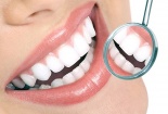 Tự ý dùng keo dán răng giả tại nhà nguy hiểm khó lường