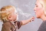 Trẻ có nguy cơ bị ung thư máu nếu cha mẹ hút thuốc lá