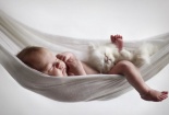 Ngất xỉu, sùi bọt mép vì cha mẹ cho con nằm võng rung lắc