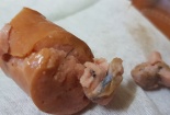 Rùng mình với dị vật lạ xuất hiện trong xúc xích