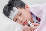 Trẻ sẽ có nguy cơ tử vong nếu mẹ xử lý kiểu này khi con sốt