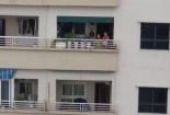 Đại Thanh: Thót tim cảnh cho con vắt vẻo ở ban công chung cư để ăn