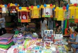 Tết Trung thu: Tiểu thương phố Hàng Mã thu bộn tiền nhờ bán hàng trên... Facebook, Zalo