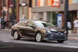 Toyota Camry giảm giá sốc, 'dọn đường' để bán phiên bản mới 