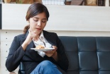 Điểm danh 4 món ăn vặt tại nơi làm việc kiến phụ nữ tăng cân nhanh chóng