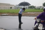 Nhân viên cây xăng Nhật đầu tiên ở Hà Nội lau cửa kính, cúi đầu chào khách gây xôn xao