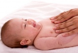 Cách massage cho trẻ sơ sinh giúp bé ăn ngon, ngủ tốt
