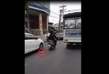 Người đàn ông chạy xe máy vung hung khí phá gãy gương chiếu hậu của hàng loạt ô tô trên phố 