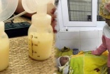 Bé gái 16 ngày tuổi loét thủng giác mạc hai mắt vì 'mẹo' nhỏ sữa mẹ vào mắt