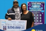 Trúng số 250.000 USD, cặp vợ chồng tại Hoa Kỳ đem hết đi làm từ thiện