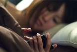 Liệt nửa người vì thói quen dùng điện thoại khi nằm