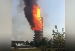 Tòa tháp cổ bằng gỗ cao nhất châu Á bốc cháy như ngọn đuốc khổng lồ