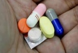 Hi hữu: Uống thuốc tây chưa bóc vỉ, người phụ nữ 'gặp nạn'