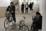 Người dân ở Hà Nội chui xuống hầm để tập thể thao