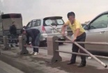 Yêu cầu xử lý nghiêm vụ tài xế tự ý tháo dải phân cách trên cầu Thanh Trì