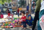 Hiểm họa từ đồ chơi không rõ nguồn gốc bán tràn lan tại cổng các bệnh viện