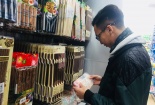 Bỏ mặc cảnh báo, người dùng vẫn tham mua đũa dùng một lần giá rẻ