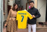 Hot: Cô gái may mắn được tặng áo thi đấu của Quang Hải