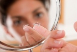Đừng chủ quan sử dụng kính áp tròng thường xuyên để hỗ trợ làm đẹp