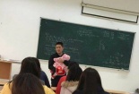 ‘Thầy giáo quốc dân’ bế con cho nữ sinh làm bài thi ‘náo loạn’ cộng đồng mạng