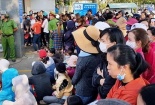 Gần 2.000 công nhân bị nợ lương xếp hàng nhận tiền hỗ trợ về Tết