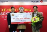 Xổ số Vietlott: Nữ khách hàng tại Hà Nội đeo mặt nạ chú tễu ‘lĩnh’ Jackpot về ăn Tết