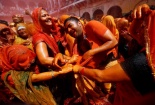 Độc đáo tục lệ 'Đánh đàn ông' trước thềm lễ hội sắc màu ở Ấn Độ