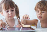 Trẻ lướt iPad, điện thoại nhiều sẽ mất khả năng cầm nắm nghiêm trọng
