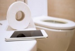 Thanh niên 'gặp nạn' khi ngồi nghịch điện thoại 30 phút trong toilet