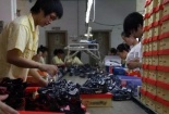Bí mật về những đôi giày 'hàng hiệu' bán tràn lan trên thị trường