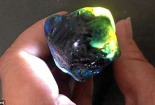 Người đàn ông may mắn nhặt được đá sapphire trị giá 681 triệu đồng trong lúc đi dạo