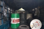 TP.HCM: Bắt quả tang xe ô tô tải chở 1,8 tấn dầu nhớt thải nguy hiểm