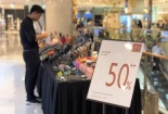 Thời trang, phụ kiện ồ ạt giảm giá trước ngày nghỉ lễ 30.4