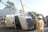 Tai nạn giao thông ngày 16/5: Xe đầu kéo lật như phim giữa đường