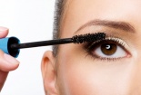 Không làm sạch mascara trước khi ngủ, một phụ nữ gần như bị mù