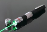 Một cậu bé tổn thương mắt vĩnh viễn do bút chỉ laser