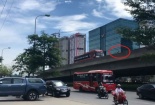 Xe máy chạy ngược chiều trên đường cấm, ép xe khách đi giật lùi 