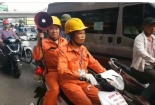 Nắng nóng đỉnh điểm, nhân viên điện lực vác loa khắp phố kêu gọi tiết kiệm điện