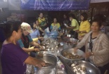 Giải cứu đội bóng Thái Lan: Tình nguyện viên vui vẻ nấu ăn đêm bên ngoài hang động