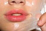 Lột da mặt vì muốn trắng không tỳ vết, người phụ nữ suýt mất mạng