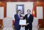 Đại sứ Dương Chí Dũng nhận Kỷ niệm chương vì sự nghiệp Khoa học và Công nghệ 