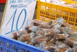 Bánh trung thu ‘cận date’ tràn xuống phố, giá 10.000 đồng/chiếc