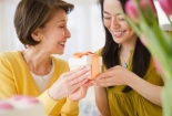 Gợi ý chọn quà dành tặng mẹ chồng ngày 20/10