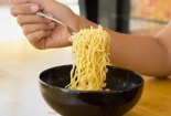 Sinh viên nhập viện khẩn cấp vì ăn mì tôm suốt 3 tuần liền