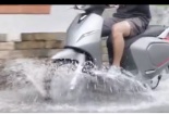 Đem xe máy điện VinFast Klara lội nước 'lụt' sau bão tại Sài Gòn và cái kết